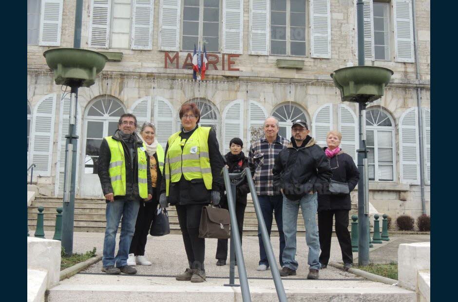 Les Gilets jaunes expliquent le RIC à la mairie de Fraisans